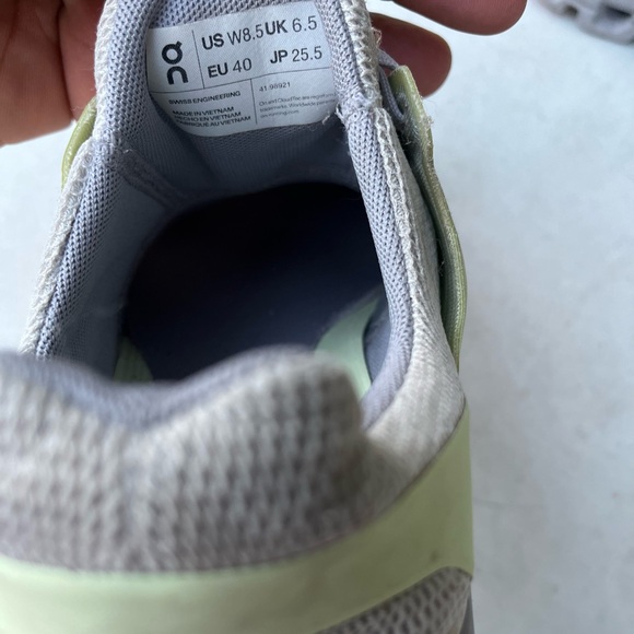 On Cloud Running Shoes Womens Size: 8.5 - Picture 6 of 7